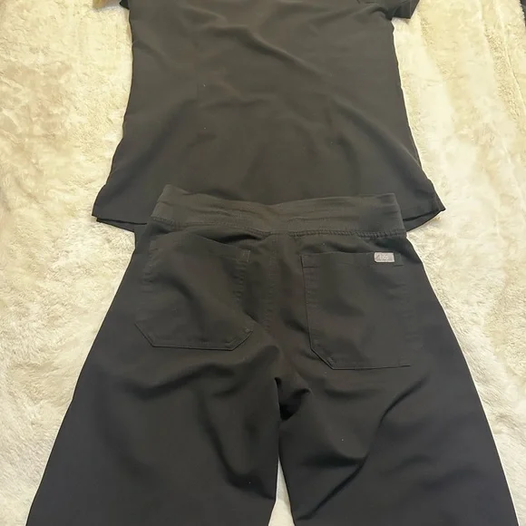 Women’s Black FIGS Scrubs - Picture 4 of 6